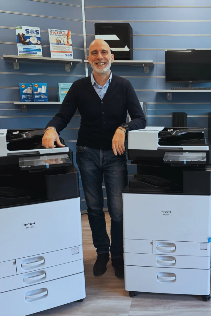 Antonio Laconi, amministratore della Tecno Service Solution Srl, con due multifunzioni Ricoh Serie IM C2xxx