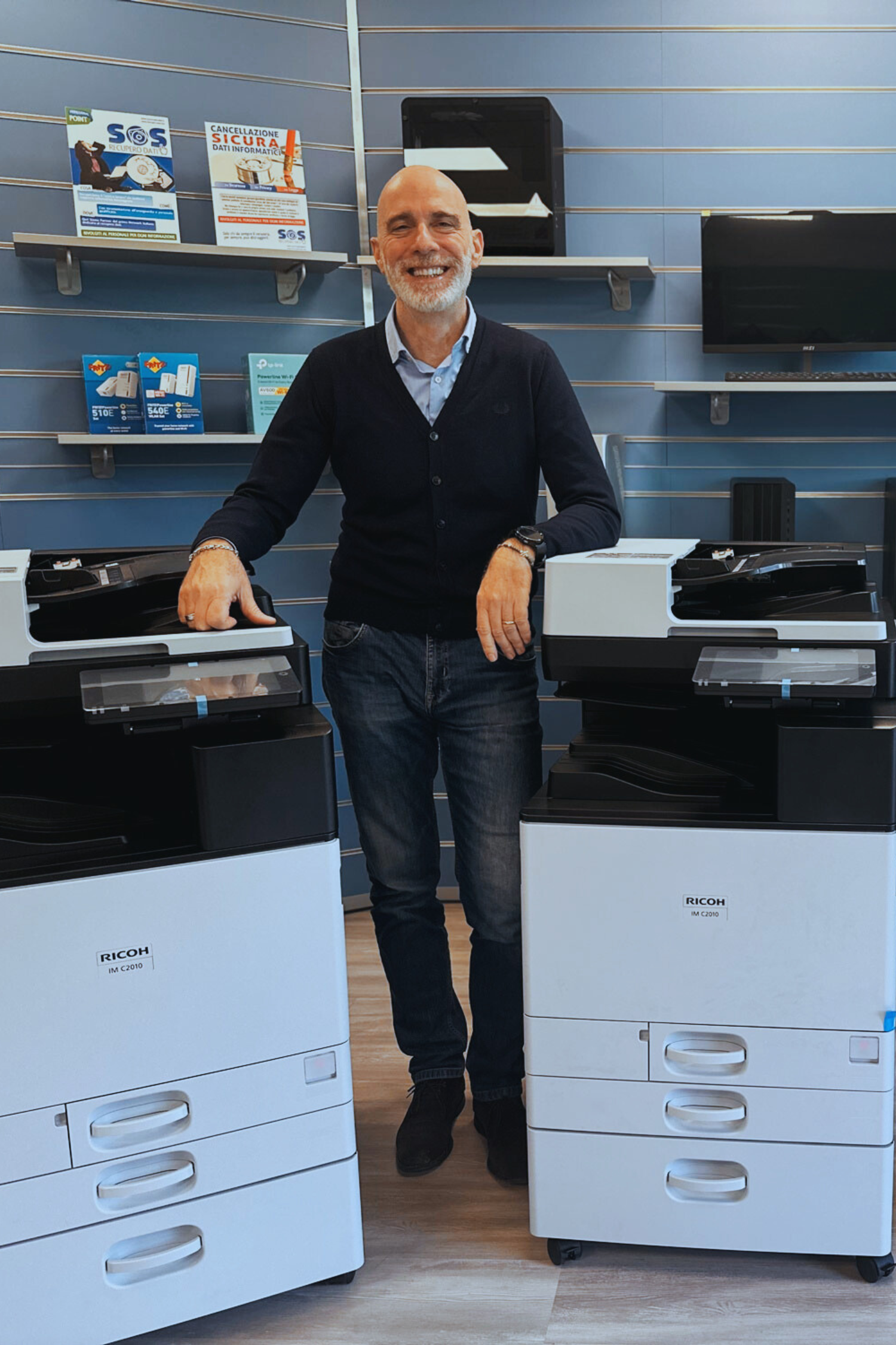 Antonio Laconi, amministratore della Tecno Service Solution Srl, con due multifunzioni Ricoh Serie IM C2xxx